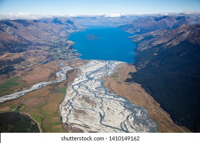 Queenstown, Güney Adası, Yeni Zelanda yakınlarındaki Dart Nehri'nin tabanındaki Lake Wakatipu, Glenorchy ve Kinloch'un havadan/araçla çekilmiş görüntüsü. Greenstone, Caples ve Routeburn parkurları yakınlarda başlıyor.