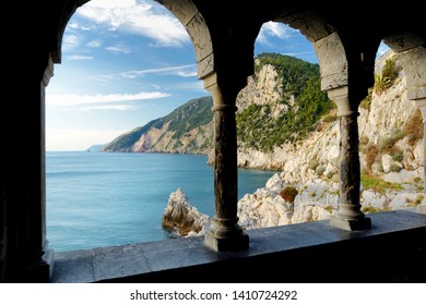 Columnas de la famosa Iglesia gótica de San Pedro (Chiesa di San Pietro) con hermosos paisajes costeros en el pueblo de Porto Venere en la costa de Liguria, en el noroeste de Italia