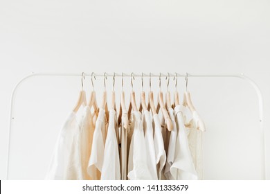 khái niệm quần áo thời trang tối thiểu. áo nữ và áo phông trên móc áo trên nền trắng. Blog thời trang, trang web, tiêu đề anh hùng truyền thông xã hội.