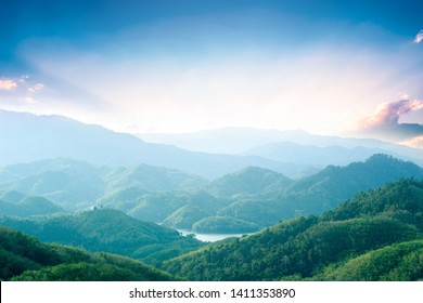 世界環境デーのコンセプト: 青い空の下の緑の山々と美しい空雲