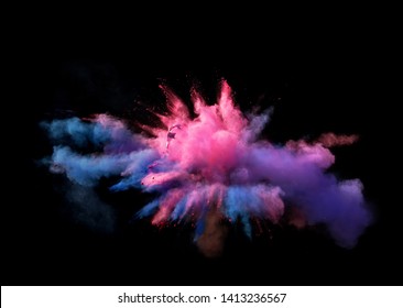 Fantastische vormen van poederverf en bloem gecombineerd exploderen samen voor een zwarte achtergrond om fantastische kleurexplosies af te geven in bizarre veelkleurige wolkenvormen.