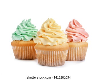 Deliciosos cupcakes con crema sobre fondo blanco.