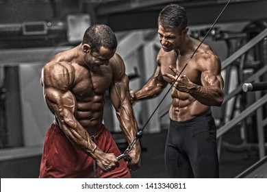 Bodybuilding motivatie. Twee bodybuilders trainen samen in de sportschool