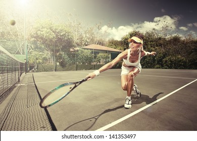 retrato de una joven hermosa mujer jugando al tenis en un ambiente de verano