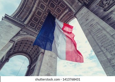 バスティーユの日に凱旋門でフランスの旗