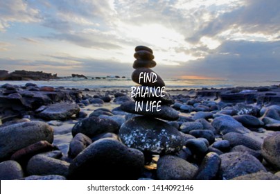 Lebensbilanz Zitat. Inspirierendes Motivationszitat - Finden Sie Balance im Leben. Entspannen Sie sich und seien Sie ausgeglichen. Mit Seesteinen Gleichgewichtsbildung am felsigen Strand. Schöne Strandlandschaft.