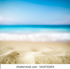 Fondo de verano de arena caliente con espacio libre para tu decoración y fondo borroso del océano con luz solar de verano.