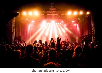 ロック コンサート、手を上げる幸せな人々 のシルエット