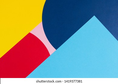 メンフィス ジオメトリ スタイルのファッション ペーパーのテクスチャ背景。イエロー、ブルー、ライトブルー、レッド、パステル ピンクの色。トップビュー、フラットレイ