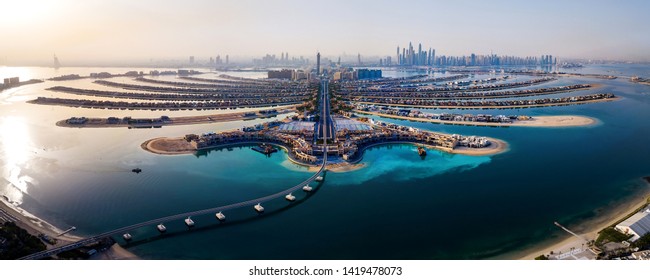 Panorama pulau Palm dengan marina Dubai muncul di latar belakang pemandangan udara