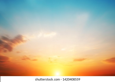 柔らかい自然の日の出の穏やかな朝のビーチの屋外に、パステルのグラデーションの夕日の背景をぼかします。太陽の光、空の夏の雲に触れるリゾート デッキで天の心のビュー。