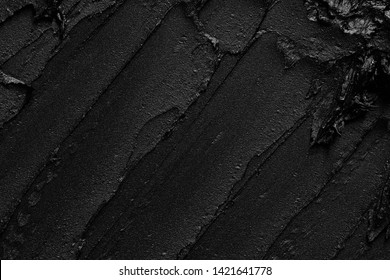 Textura de delineador de ojos triturado negro o pintura acrílica negra aislada sobre fondo blanco