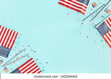 4 Juli dekorasi Hari Kemerdekaan Amerika dengan latar belakang biru. Letak datar, tampilan atas, ruang salin