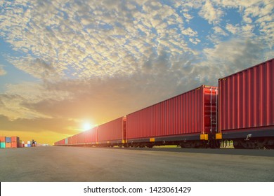 Tren de carga con contenedores de carga, transporte, envío de importación y exportación sobre fondo de cielo al atardecer