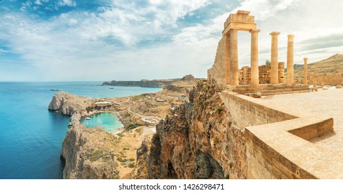 Famosa atracción turística - Acrópolis de Lindos. Arquitectura antigua de Grecia. Destinos de viaje de la isla de Rodas