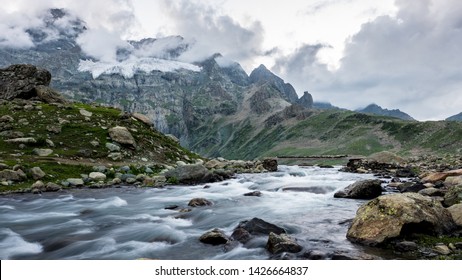 Un arroyo que fluye con montañas al fondo. Hermosa vista de las montañas del Himalaya con corriente de nieve derretida en el camino al lago, Cachemira. larga exposición del río en la montaña y el río de Cachemira.