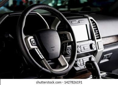 Modern pick-up interieur, touchscreen paneel, lederen stoelen en automatische transmissiehendel - donker licht