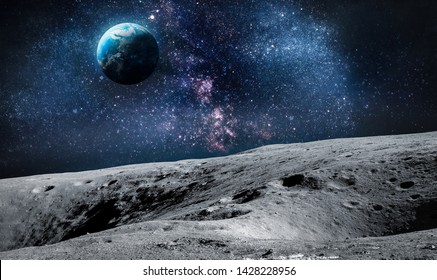 月の表面。背景に地球。宇宙のコラージュ。NASA から提供されたこのイメージの要素。