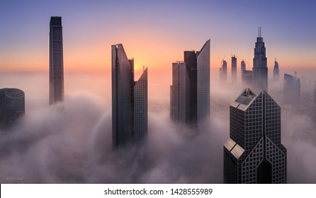 tirado de dubai em uma temporada de inverno. a cidade está sob o manto de neblina