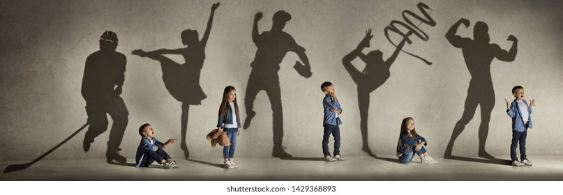 Kindheit und Traum von einer großen und berühmten Zukunft. Konzeptionelles Bild mit Jungen und Mädchen und Schatten von fitem Athleten, Hockeyspieler, Bodybuilder, Ballerina. Kreative Collage aus 2 Modellen.