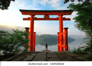 日本の芦ノ湖にある箱根神社の赤い鳥居の観光客。神社と有名な観光地への玄関口