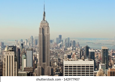 昼間のニューヨーク市マンハッタンの素晴らしい高層ビルを見渡す