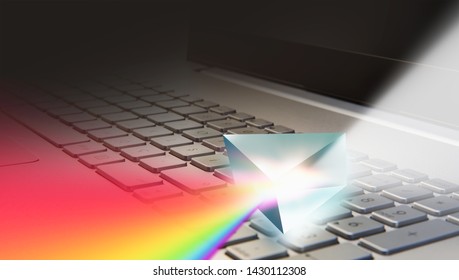 Prisma Crystall en el teclado del portátil. Rayos de luz en prisma. Efecto óptico de dispersión del espectro del arco iris en prisma cristal Física educativa