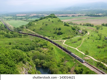 石炭を積んだ貨物列車は、シベリア横断鉄道 (沿海地方、ロシア) に沿って移動します。