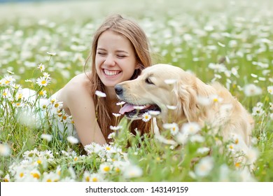 Schöne Frau, die mit ihrem Hund spielt. Porträt im Freien. Serie