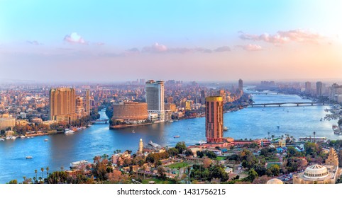 Pusat kota Kairo, pemandangan Sungai Nil, gedung pencakar langit dan jembatan, Mesir