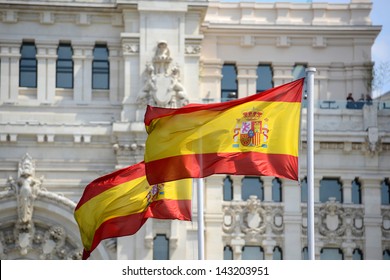 Flagge von Spanien im Wind vor dem Palast der Kommunikation (Spanisch: Palacio de Comunicaciones) in Madrid, Spanien