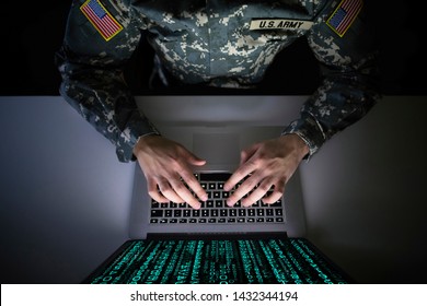 Amerikaanse soldaat in militair uniform die cyberaanval voorkomt in het militaire inlichtingencentrum. Een Amerikaanse officier onderschept berichten om terrorisme te stoppen. Modern concept van bewakingssysteem voor oorlogsvoering.