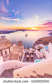 サントリーニ島の素晴らしい夜景。ギリシャの有名なリゾート、フィラ、ギリシャ、ヨーロッパの美しい春の夕日。旅行の概念の背景。芸術的なスタイルの後処理された写真。夏休み
