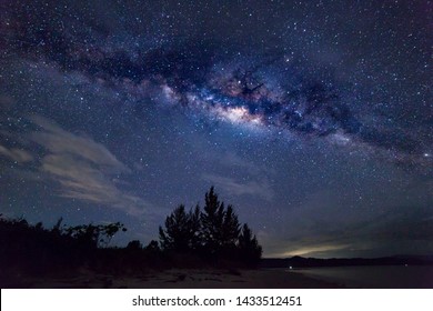 Sterrennacht met Melkweg in Kudat Sabah Maleisië. Afbeelding bevat zachte focus en onscherpte vanwege groot diafragma en lange belichting. Afbeelding bevat korrels en ruis vanwege hoge ISO