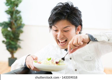 吃沙拉的年轻人