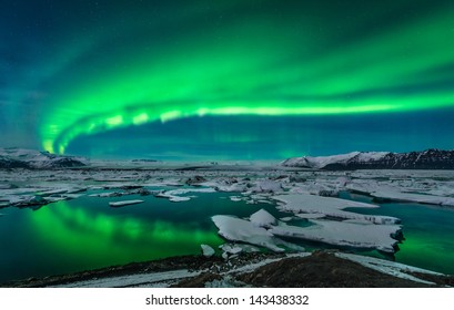 Spektakuläre Polarlichter über der Gletscherlagune Jokulsarlon in Island.