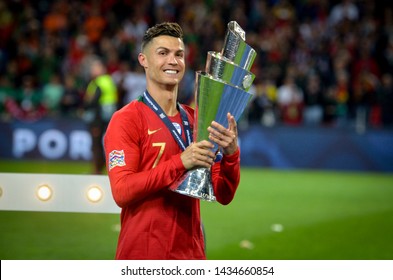 ポルト、ポルトガル - 2019 年 6 月 9 日: ポルトガルのクリスティアーノ ・ ロナウドとチーム メイトは、ポルトガルの UEFA ネーションズ リーグ決勝戦の後、トロフィーで UEFA ネーションズ リーグ決勝の勝利を祝う