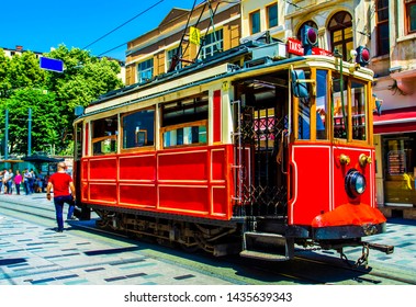 Retro-Straßenbahn auf der Taksim-Istiklal-Straße in Istanbul, Türkei an einem Sommertag