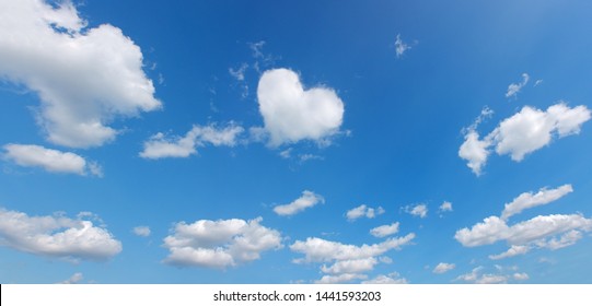 Nube de forma de símbolo de corazón sobre el cielo azul panorámico. Fondo de tema de amor. alta resolución