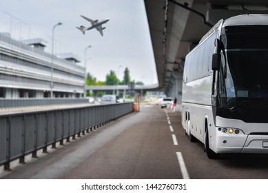 Der Shuttle-Bus brachte die Leute für den Flug zum Flughafen