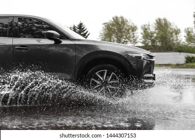 雨の日に屋外で運転する現代の車