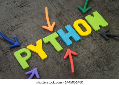 Bahasa pemrograman modern Python untuk pengembangan perangkat lunak atau konsep aplikasi, panah multi warna menunjuk ke kata Python di tengah dinding papan tulis semen hitam.