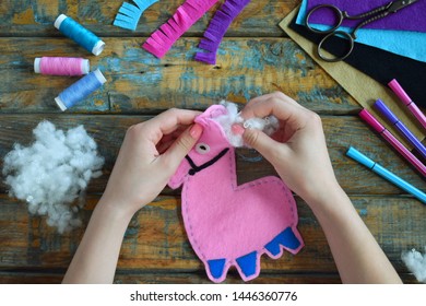 Делаем розовую ламу. Шьем игрушки из фетра своими руками. Концепция DIY для детей. Поделки своими руками. Шаг 4. Набиваем игрушку синтепоном.