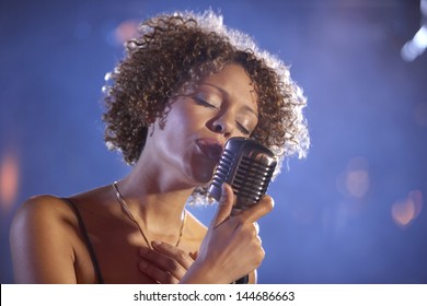 Primer plano de una cantante de jazz femenina en el escenario