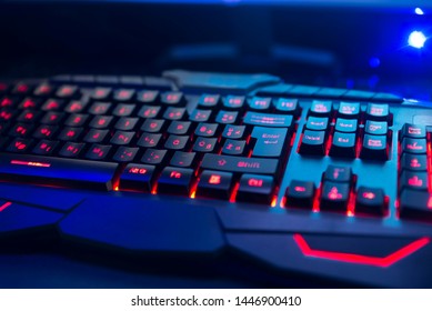 PC-Gaming-Tastatur mit leuchtend roten Tasten. Computerspielkonzept.