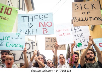 Öffentliche Demonstration auf der Straße gegen globale Erwärmung und Umweltverschmutzung. Gruppe multiethnischer Menschen, die gegen den Klimawandel und plastische Probleme in den Ozeanen protestieren