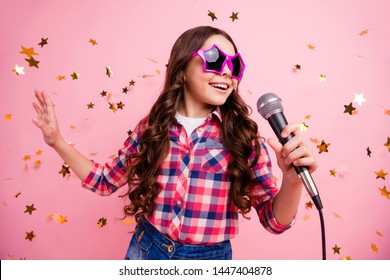 Close-up foto van coole aantrekkelijke gekke dame kind veel plezier bezoek evenement toekomstige muzikant luide stem solo hand houden vrije tijd stijlvol geruit overhemd geïsoleerd op roze achtergrond lang kapsel kapsel