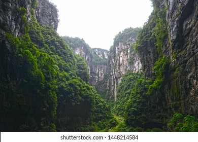 Prachtige landschappen van drie natuurlijke bruggen (Tianlong-brug, Qinglong-brug, Heilong-brug) in het Wulong Karst National Geology Park (een UNESCO-werelderfgoed in Chongqing, China)