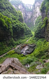 Het buitenpostgebouw rondom de drie natuurlijke bruggen (Tianlong-brug, Qinglong-brug, Heilong-brug) in Wulong Karst National Geology Park (een UNESCO-werelderfgoed in Chongqing, China)