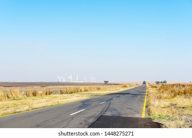 Paisaje vial en la carretera R35 entre Standerton y Bethal, en la provincia de Mpumalanga. La central eléctrica de Tutuka es visible